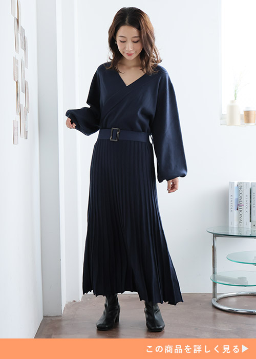 ベルトの付いた黒のワンピースを着る女性