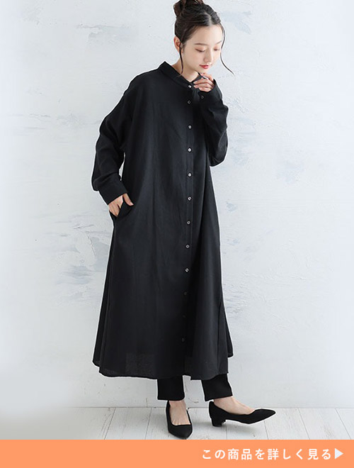 ブラックのフランネルシャツワンピースにブラックのレギンスを合わせる女性