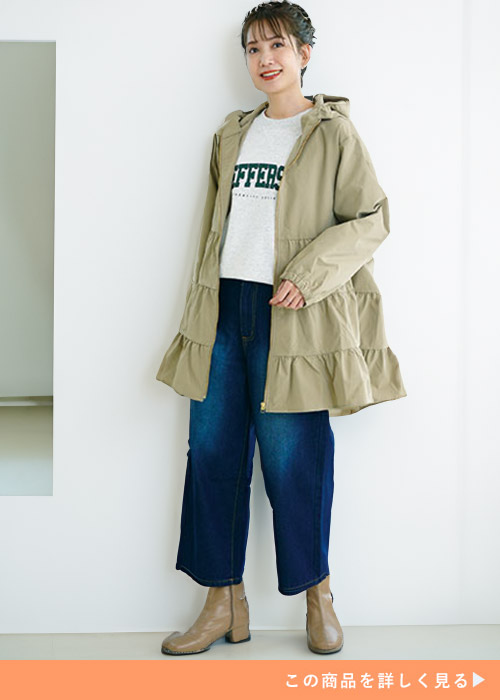 ロゴスウェット×デニムに、ティアードデザインのカーキ色ブルゾンを羽織る女性