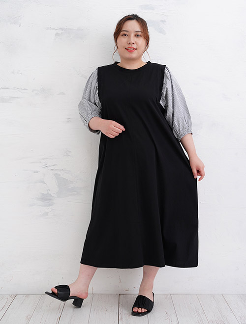 袖切り替えのAラインワンピースを着た女性