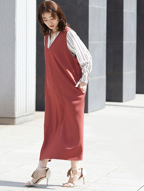 ストライプ柄ブラウスに、赤のVネックジャンスカを合わせた女性