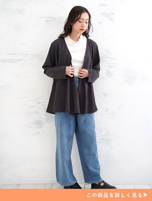 デニム×白トップスに、チャコール色のジャケットを羽織る女性。