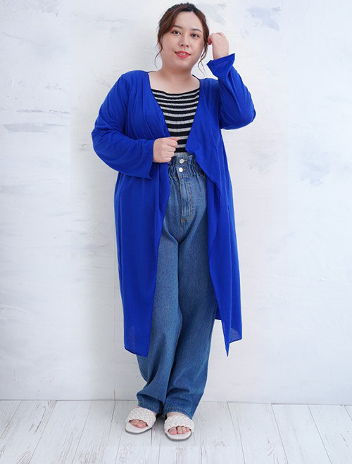 黒白のボーダートップス×デニムパンツに、ロイヤルブルーのロングカーディガンを羽織る女性