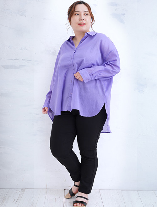 透け感のある派＾―プルのオーバーサイズシャツに、黒のスキニーパンツを履く女性