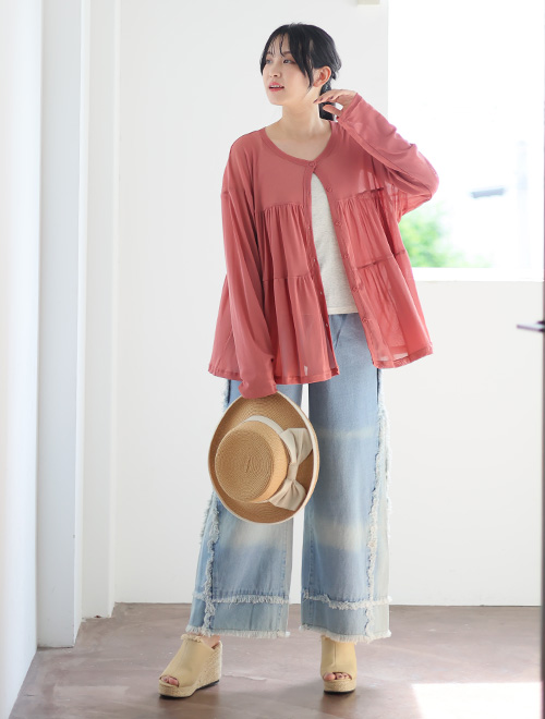 白トップス×薄デニムのワイドパンツに、くすみピンクの透けカーディガンを羽織る女性