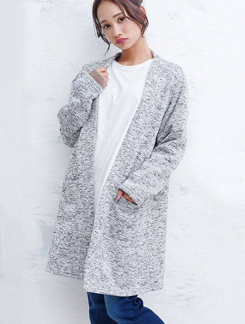 無地の白Tシャツの上にグレーのコーディガンを羽織った女性