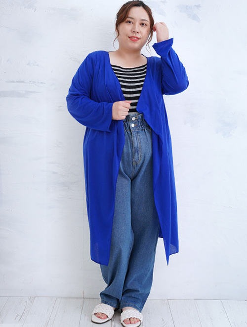 ボーダートップスをハイウエストデニムにインして、ブルーのトッパーカーディンを羽織った女性