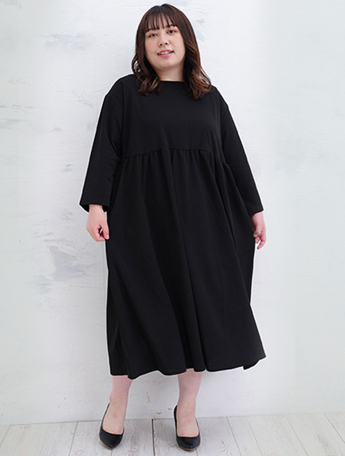 黒のワンピーススーツを着た女性