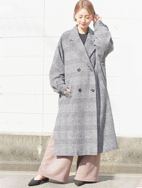 黒トップス×ベージュのワイドパンツに、グレーのチェック柄ロングコートを羽織る女性