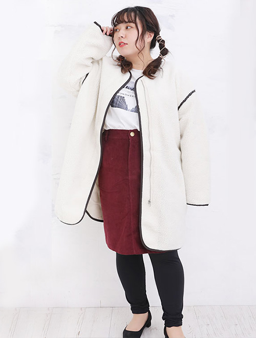 Tシャツ×膝丈タイトスカート×レギンスコーデに、アイボリーのボアコートを羽織る女性