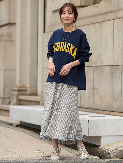 裾の広いトップスとAラインのスカートが腰回りを細く見せる