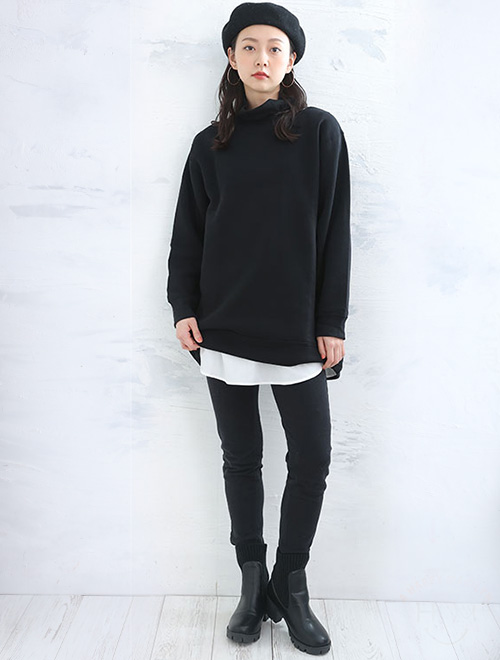 全身黒ファッションでまとめた女性