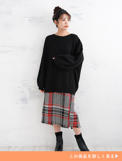 黒いニットにチェック柄のタイトスカートを合わせたコーデ