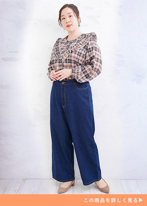チェック柄のブラウスをインディゴデニムのセミワイドパンツにトップスインして着る女性