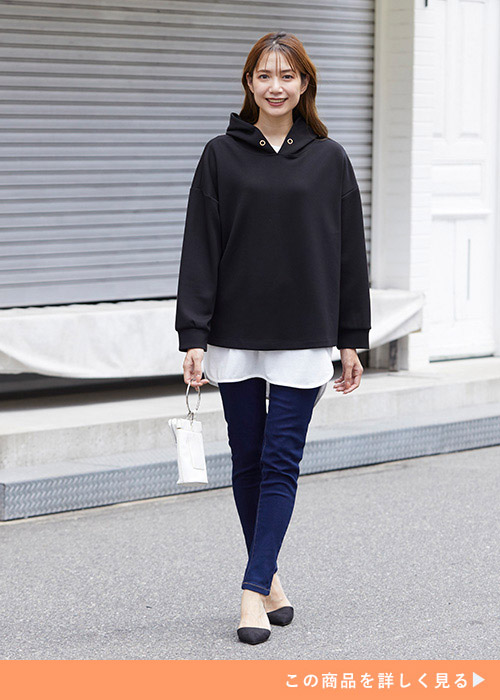 右手でスマホポーチを持って前を見る女性