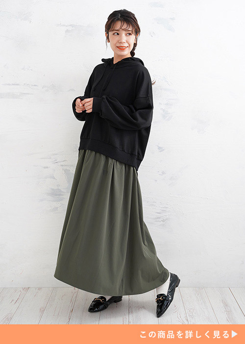 カーキ×ブラックのドッキングワンピースを着た女性