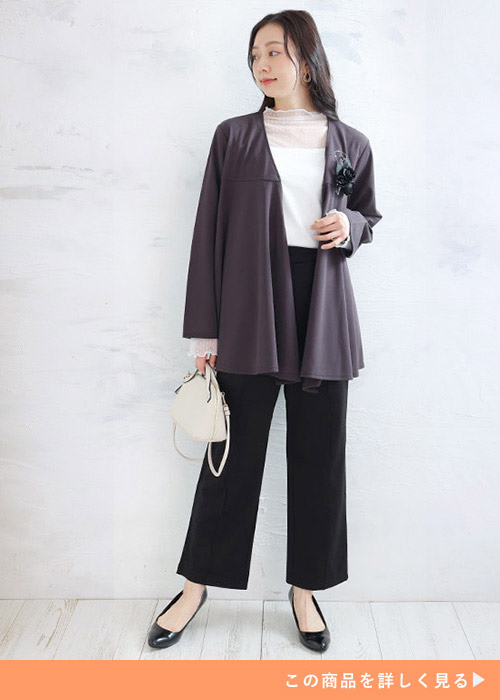 チャコールのトッパージャケットとシースルートップスのコーデに黒いパンツとパンプスを合わせる女性