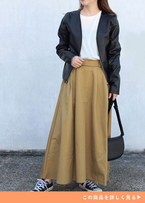 黒のフェイクレザーのブルゾンとシンプルトップスとAラインスカートのコーデに黒いスニーカーを履く女性