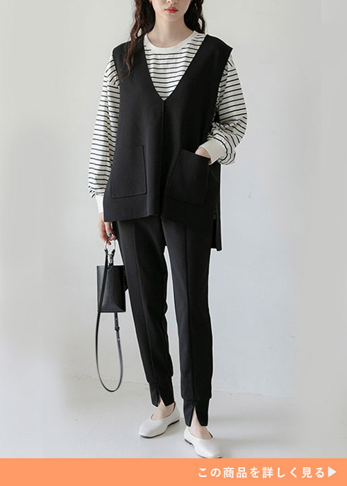 ーダーT×黒ベストを着て、黒のジョガーパンツを履く女性