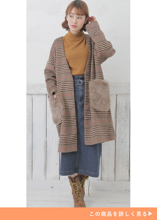 デニムタイトスカートとリブニットトップスのコーデにチェック柄のカーディガンを羽織る女性