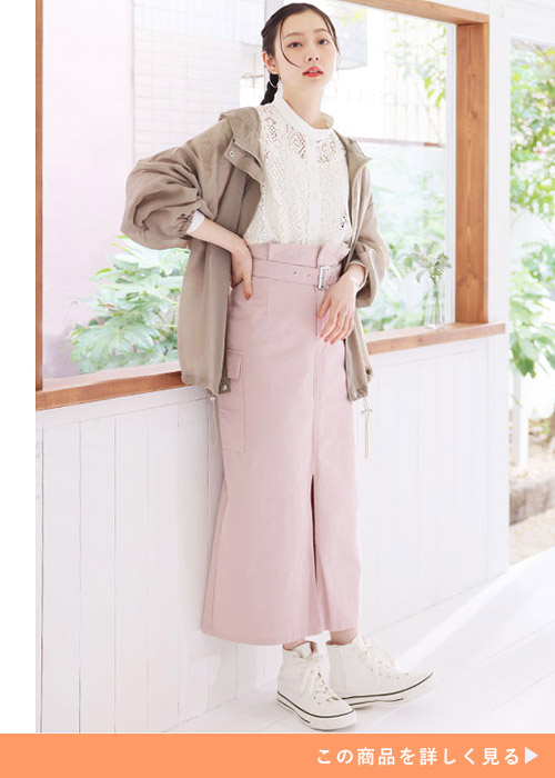 ハイウエストカーゴスカートと白トップスのコーデにミリタリージャケットを羽織る女性