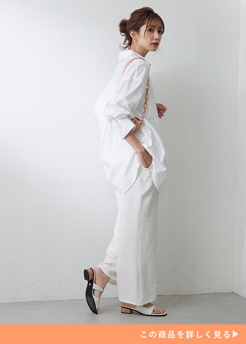 オーバーサイズシャツ×ジャカード素材のストレートパンツを着る、オール白コーデの女性