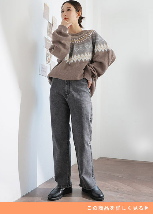 黒スキニーパンツと黒トップスのコーデに黒いフラットシューズを履く女性