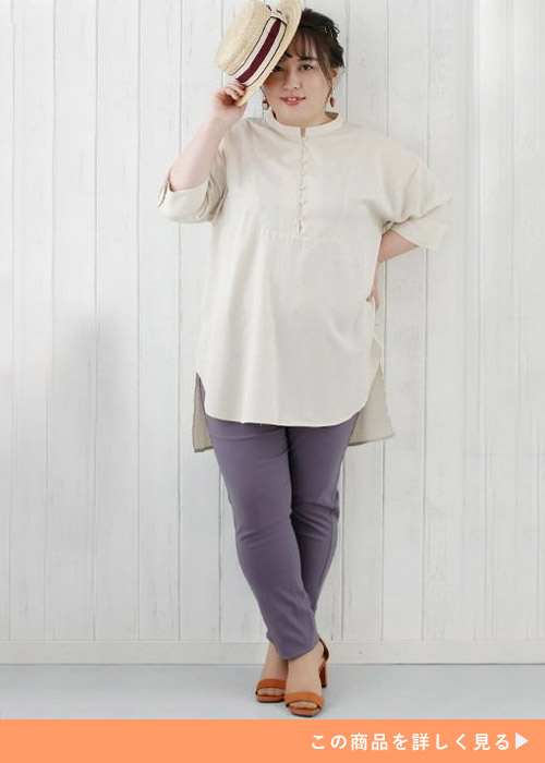 スモークパープルのスキニーパンツとシャツのコーデにヒールサンダルを履く女性