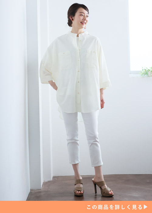 白いシャツと白い９分丈のスキニーパンツのコーデにベージュのヒールサンダルを履く女性