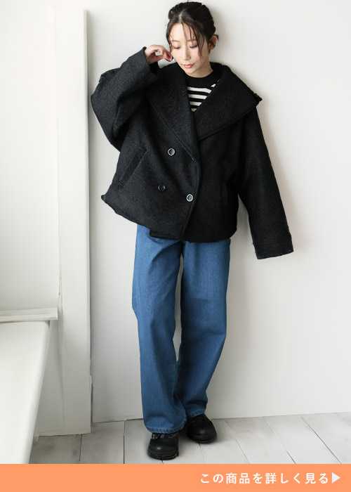 ボーダー柄トップス×デニムパンツに、ショート丈コートを羽織る女性