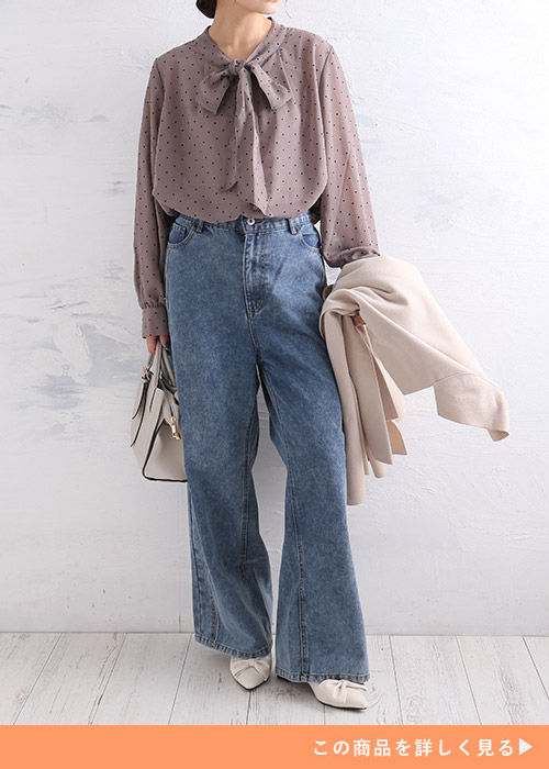 グレージュのドット柄シフォンブラウス×デニムパンツを着る女性