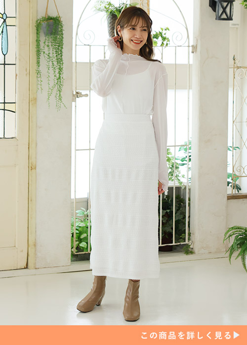 シアートップス×レーススカートのホワイトコーデをする女性