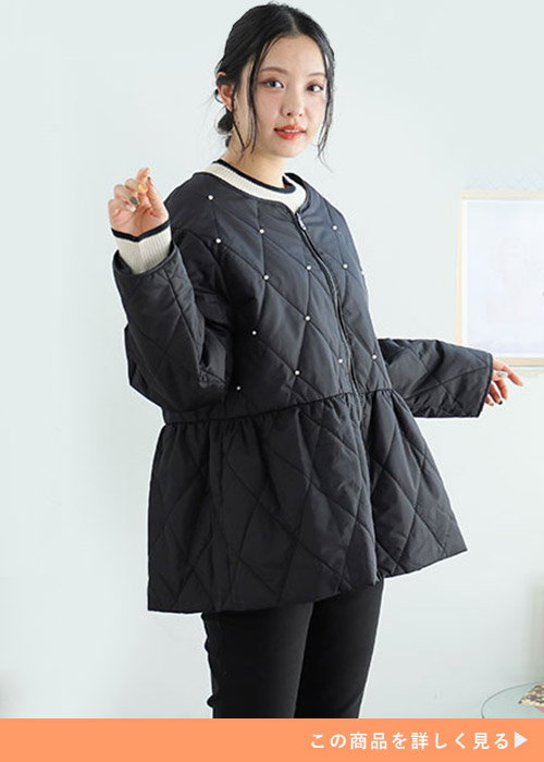 ダイヤキルトのペプラムコートに合わせて、白ニットと黒スキニーパンツのコーデをする女性