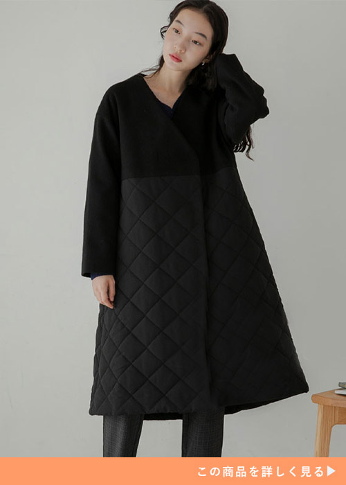 ブラックの異素材ミックスロングキルティングコートにブラックパンツを合わせる女性