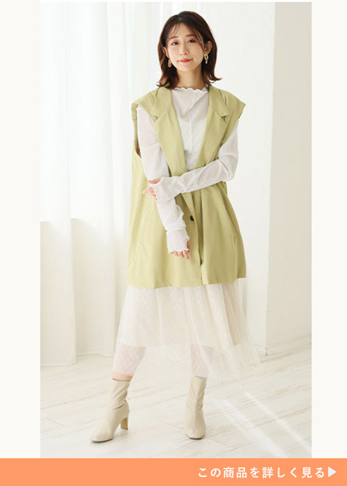 ライムイエローの2wayリムーバルテーラージャケットのホワイトシアーワンピースを合わせる女性