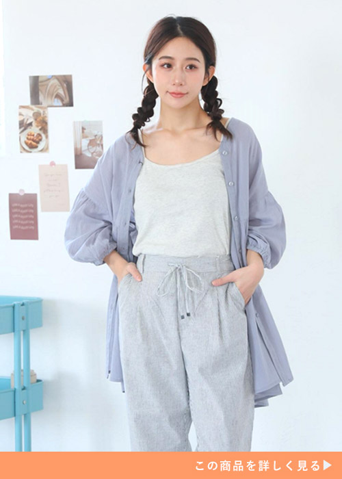 グレーのトップス×パンツに、ブルーグレーのシアーブラウスを羽織る女性
