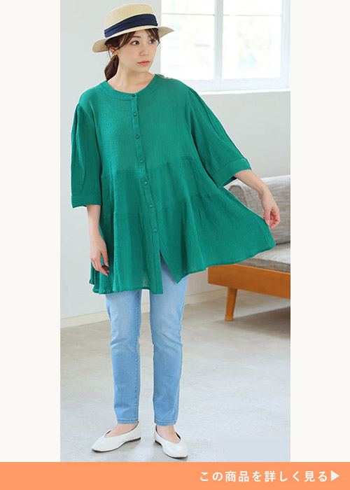 ドット柄リボンタイブラウス×センタープレス入りデニムワイドパンツを着る女性