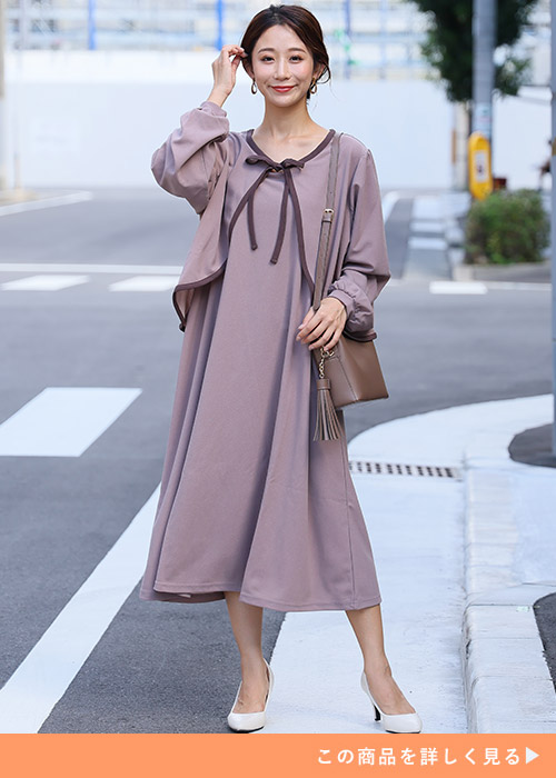 グレージュのカットジョーゼットボレロとワンピースコーデに白パンプスを履く女性