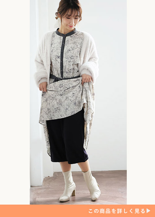 ワンピースの下に履いた黒の裏起毛ペチパンツを見せる女性