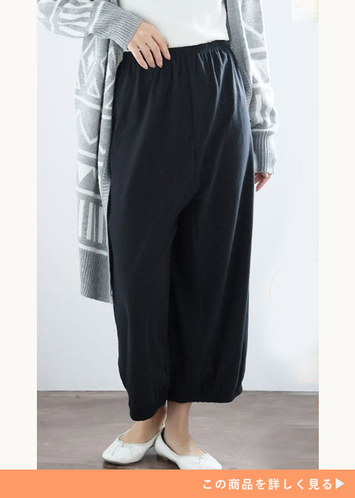 白T×黒のペチパンツにグレーのロングカーディガンを羽織る女性