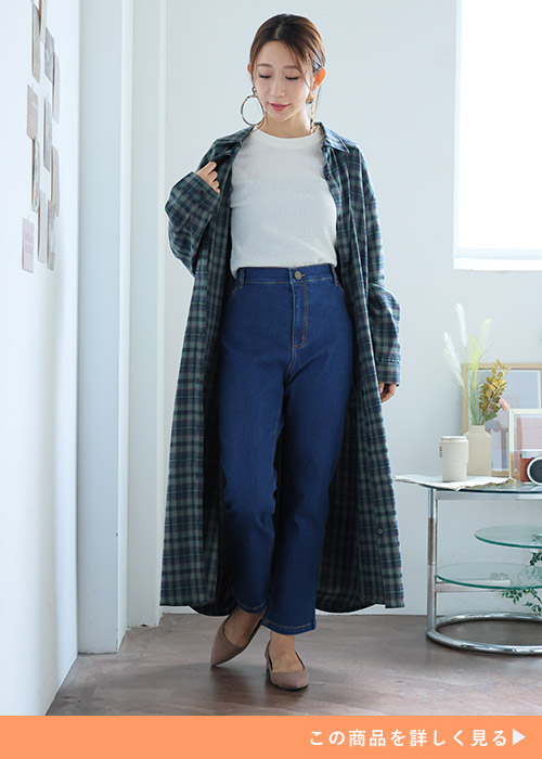 白Tシャツ×デニムに、ボタンを開けたグリーンのチェック柄シャツワンピを羽織る女性