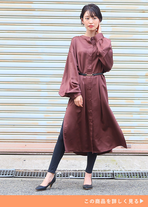 モカ色のシャツワンピース×黒のレギンスを着る女性