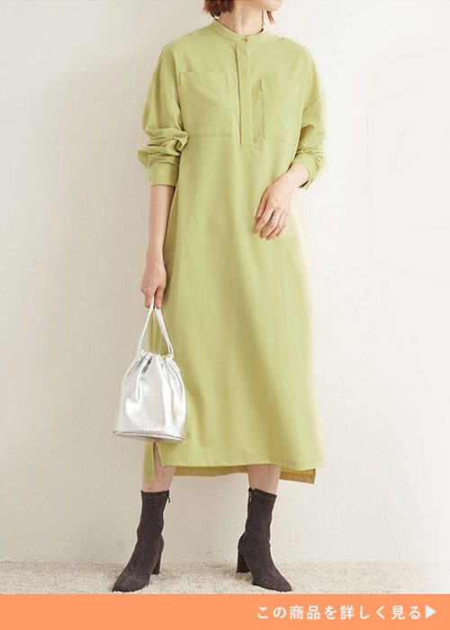 ライトグリーンのプルオーバーシャツワンピースを着る女性