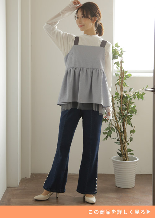 黒トップス×ライトブルーのワイドデニムパンツに白のロングカーディガンを羽織る女性