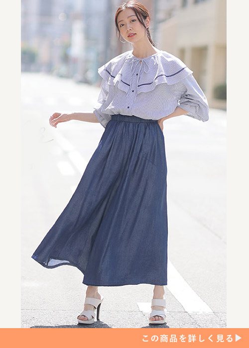 ビッグ襟ブラウス×デニムガウチョパンツを着る女性