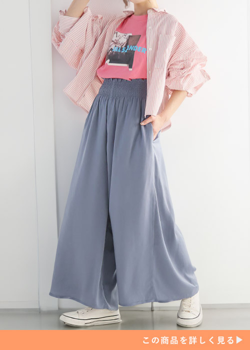 ピンクTシャツ×水色ワイドパンツにストライプ柄のシャツを羽織る女性