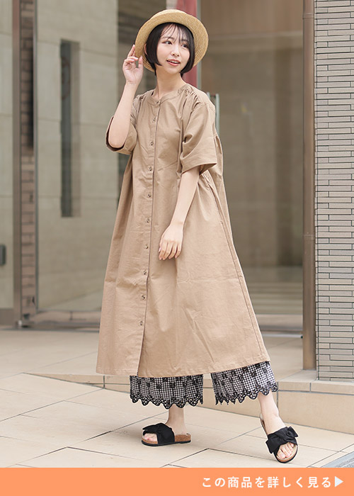 ベージュのワンピース×裾レースのペチパンツを履く女性