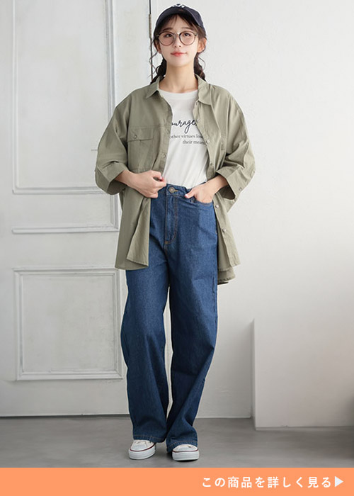 デニムパンツとTシャツのコーデにライトカーキのシャツを羽織る女性