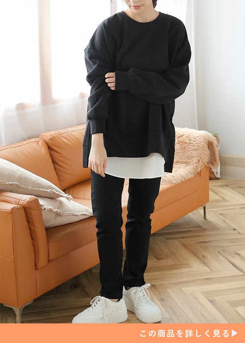 黒のパンツに黒のスウェットを着る女性