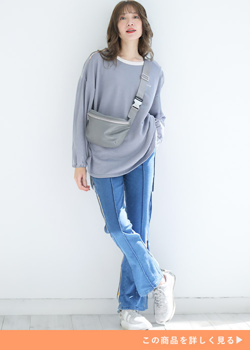 淡いブルーのトップス×ブルーのセンターシーム入りデニムを着る女性